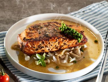 Cá hồi áp chảo sốt tiêu ngon, dễ làm tại nhà