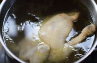Mẹo luộc gà để không bao giờ lo ​trong sống ngoài chín