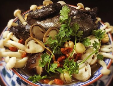 Cách làm bồ câu tiềm nấm hấp dẫn tại nhà