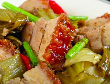 Ngon lạ miệng với món heo quay kho nước tương và dưa cải chua