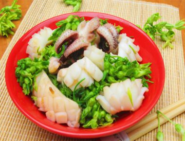Đổi vị với món mực hoa xào thiên lý